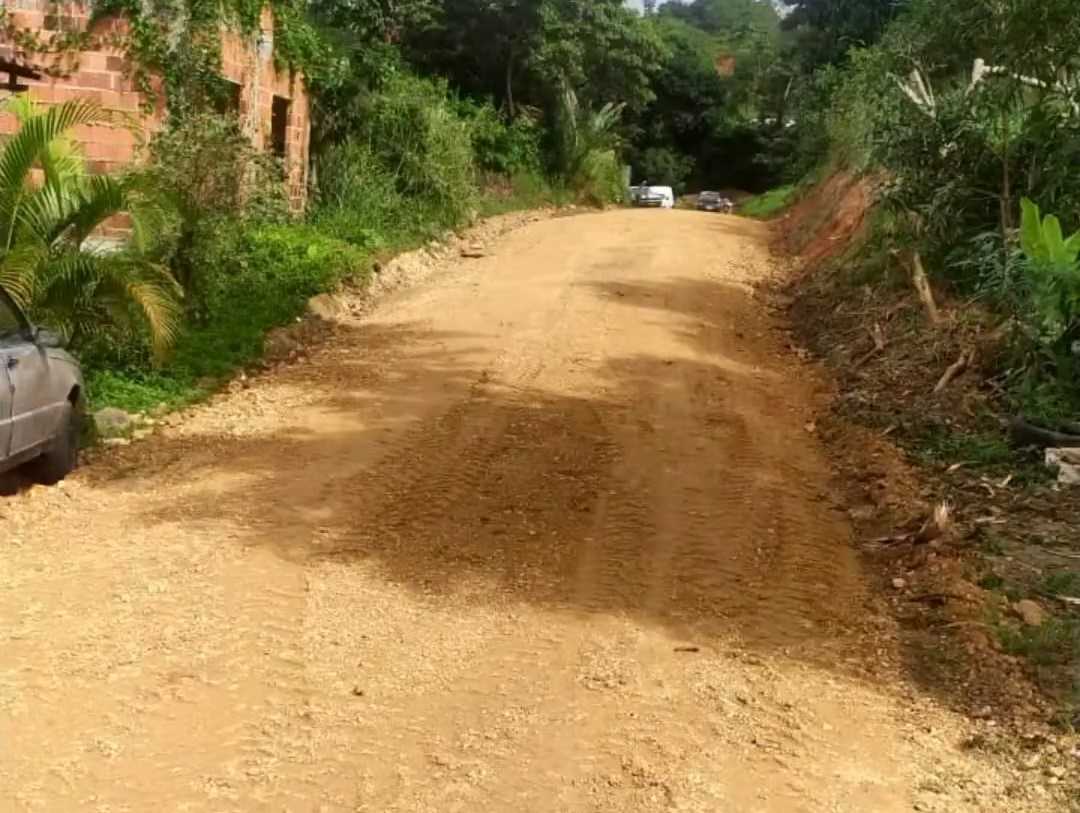 Camacã: A Prefeitura segue com recuperação de ruas e intensifica serviços de cascalhamento.

